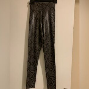 Stylish Commando Black & Gray Snakeskin Print Faux Leather Leggings Size XS